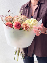 Загрузить изображение в средство просмотра галереи, Grand Bouquet with VIP roses
