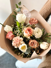 Load image into Gallery viewer, Cappuccino Midi Bouquet
