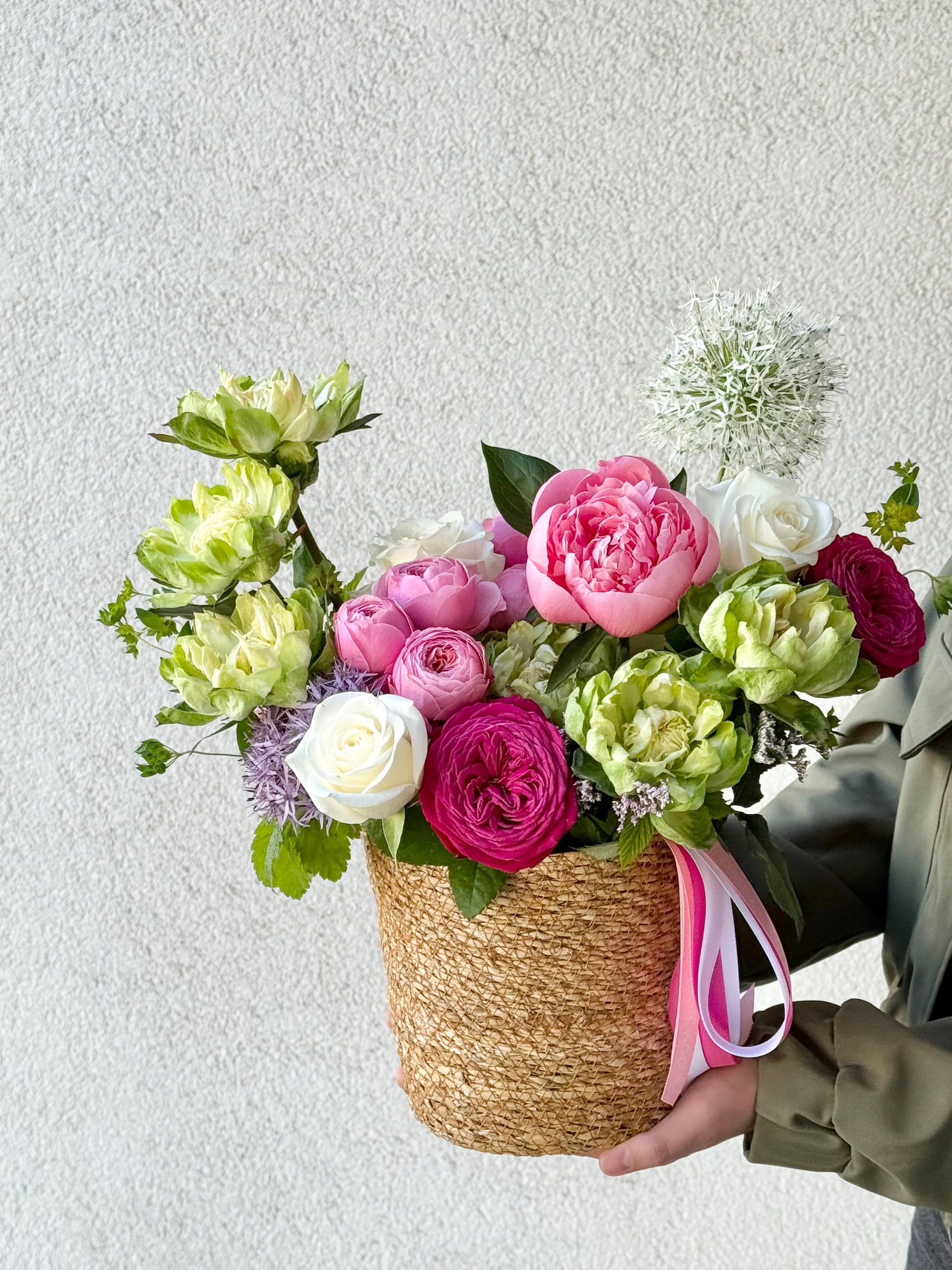 Suve segabasket rooside ja puhkepäoniateenusega | Летняя смешанная корзина с розами и пионами | Summer mixed basket with roses and peonies
