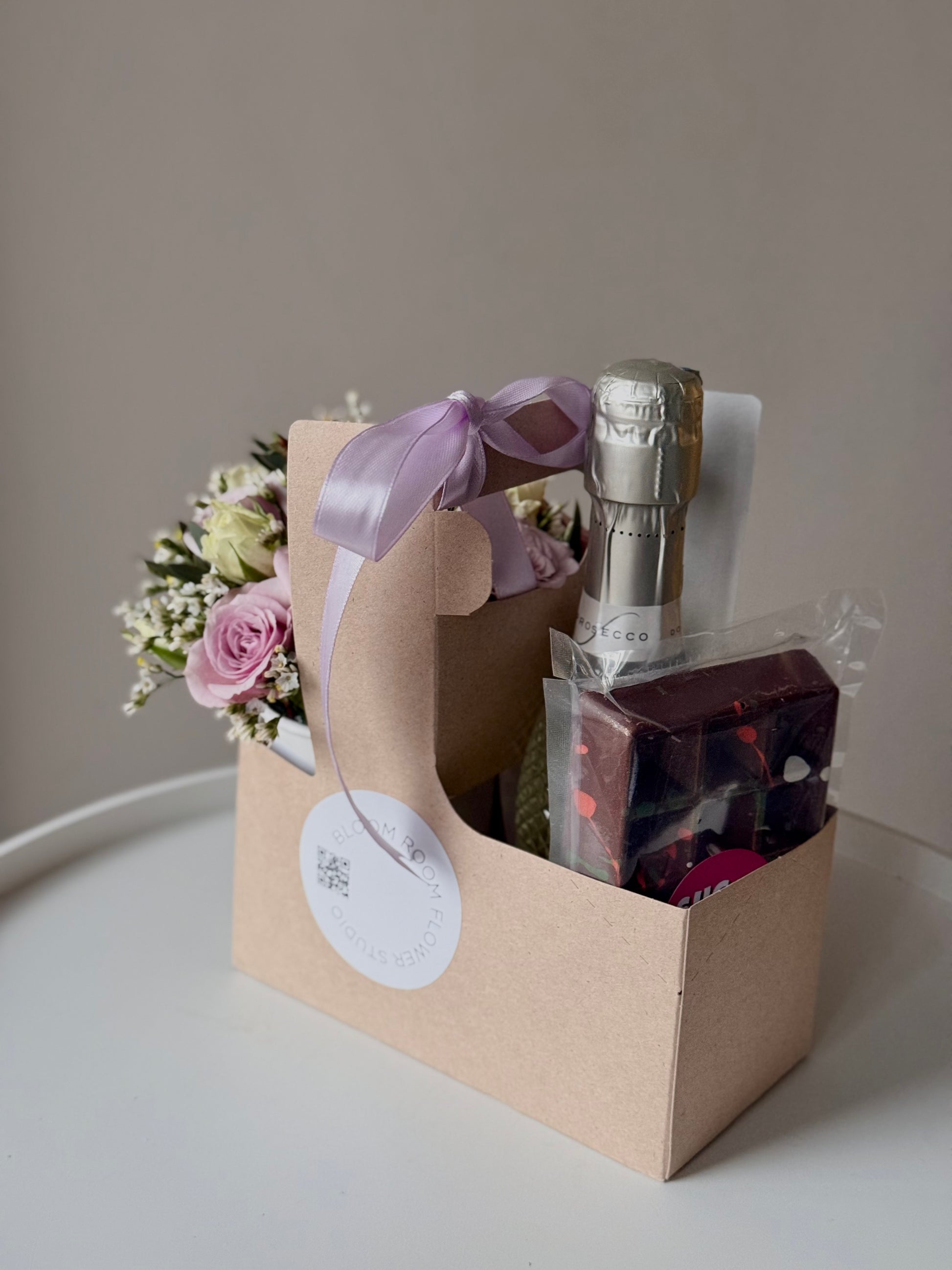 Luksuslik kinkekarp roosade lillede, mini Prosecco ja Dubai šokolaadiga | Роскошная подарочная коробка с розовыми цветами, мини Просекко и шоколадом из Дубая | Luxury gift box with pink flowers, mini Prosecco, and Dubai chocolate