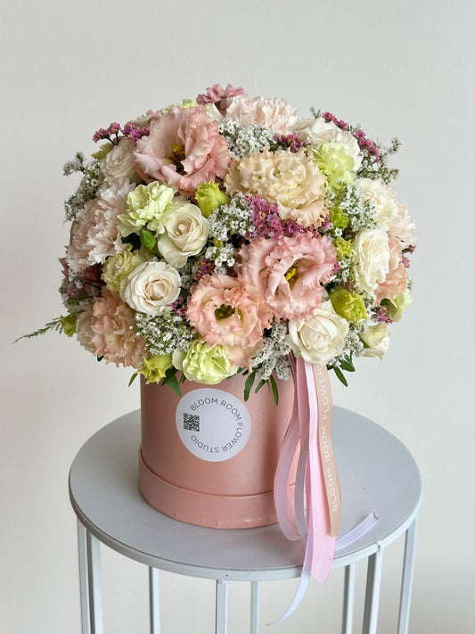 Midi Bloom Box «Creme de la Creme» – BloomRoom.ee, värsked lilled Tallinnas