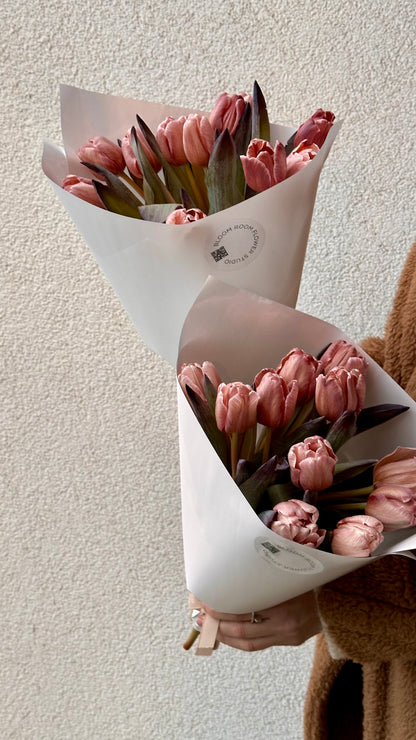 13 "Brownie" tulpi | 13 "Brownie" тюльпаны | 13 "Brownie" Tulips in elegant bouquets held by a person.