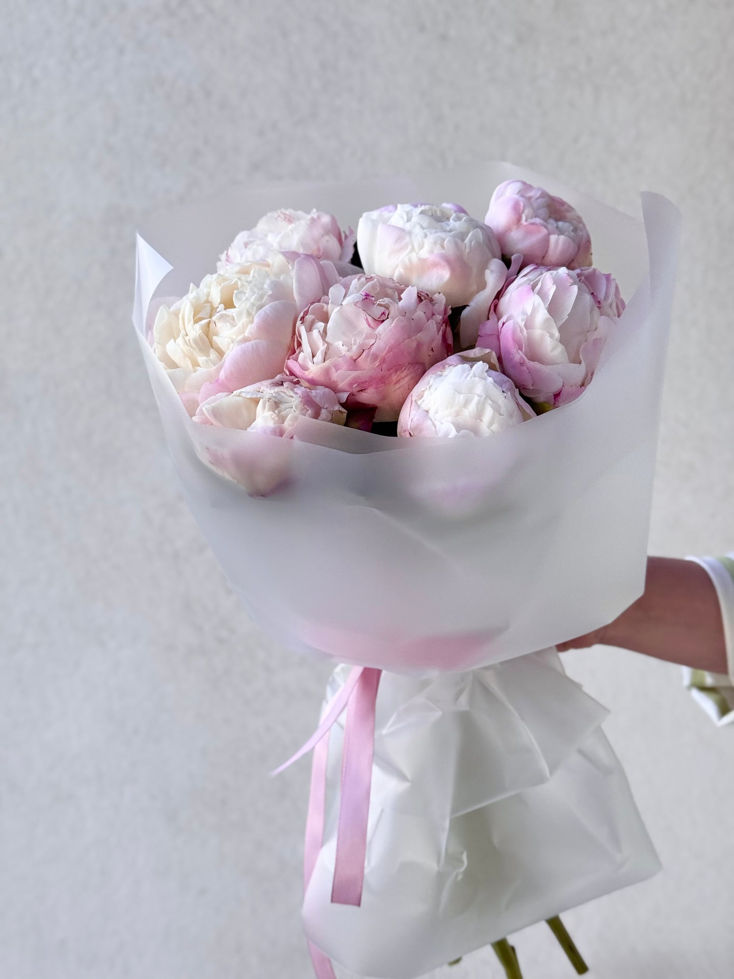 9 Aia liilia | 9 садовых пионов | 9 Gardenia Peonies in an elegant bouquet wrapped in white paper.