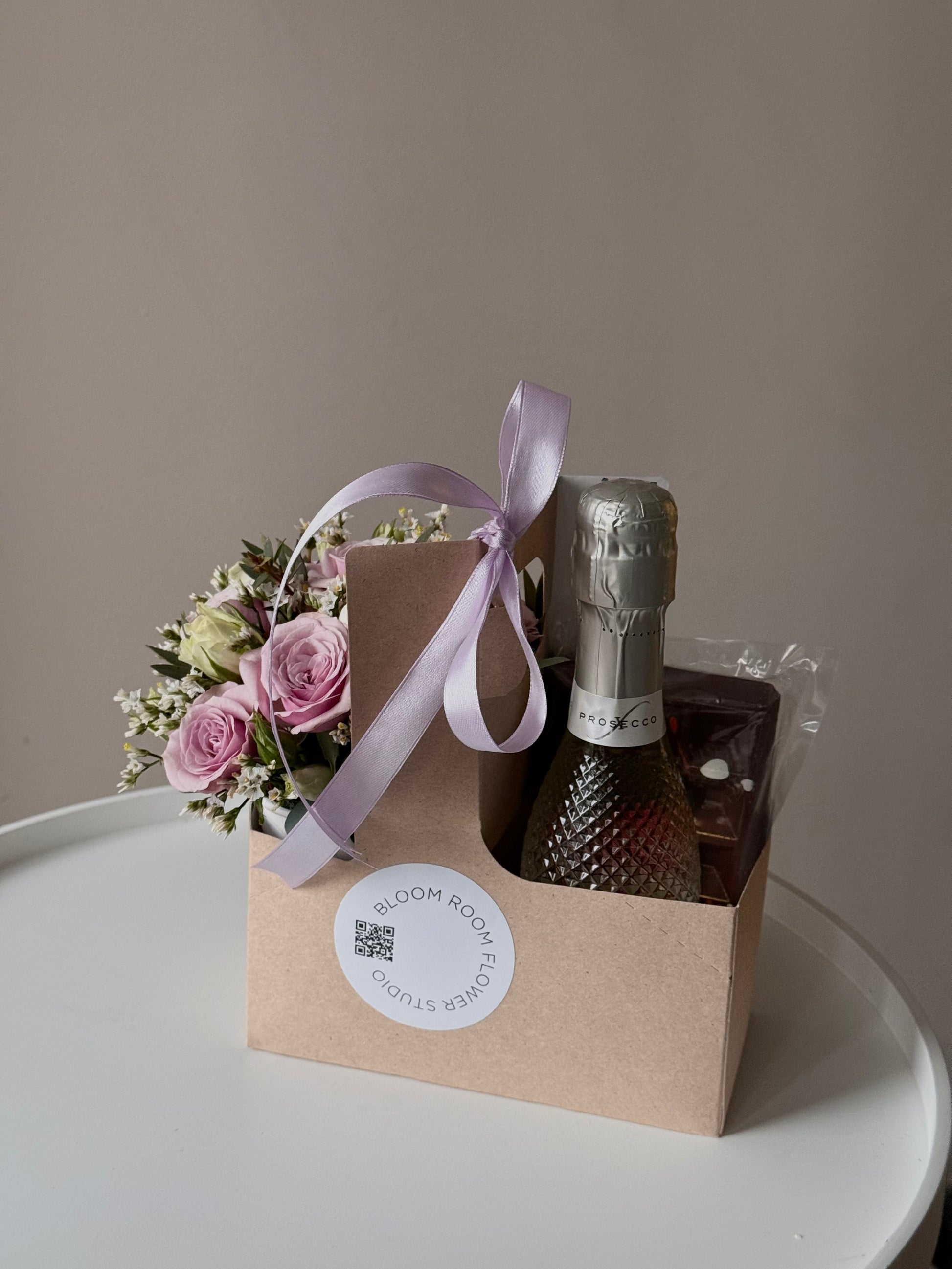 Lilledega kingituskott, shampanja ja šokolaad | Подарочная коробка с цветами, шампанским и шоколадом | Gift set with flowers, Prosecco, and chocolates