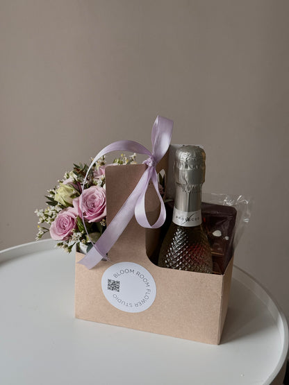 Lilledega kingituskott, shampanja ja šokolaad | Подарочная коробка с цветами, шампанским и шоколадом | Gift set with flowers, Prosecco, and chocolates