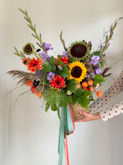Flower bascet with seasonal bloomers 🧡