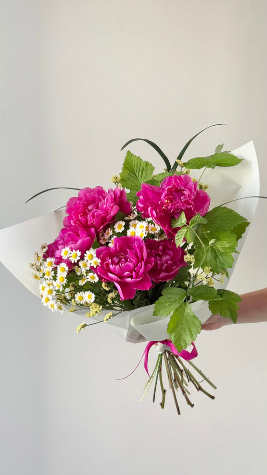 "Lost Cherry" Art Bouquet – BloomRoom.ee, fresh flowers in Tallinn