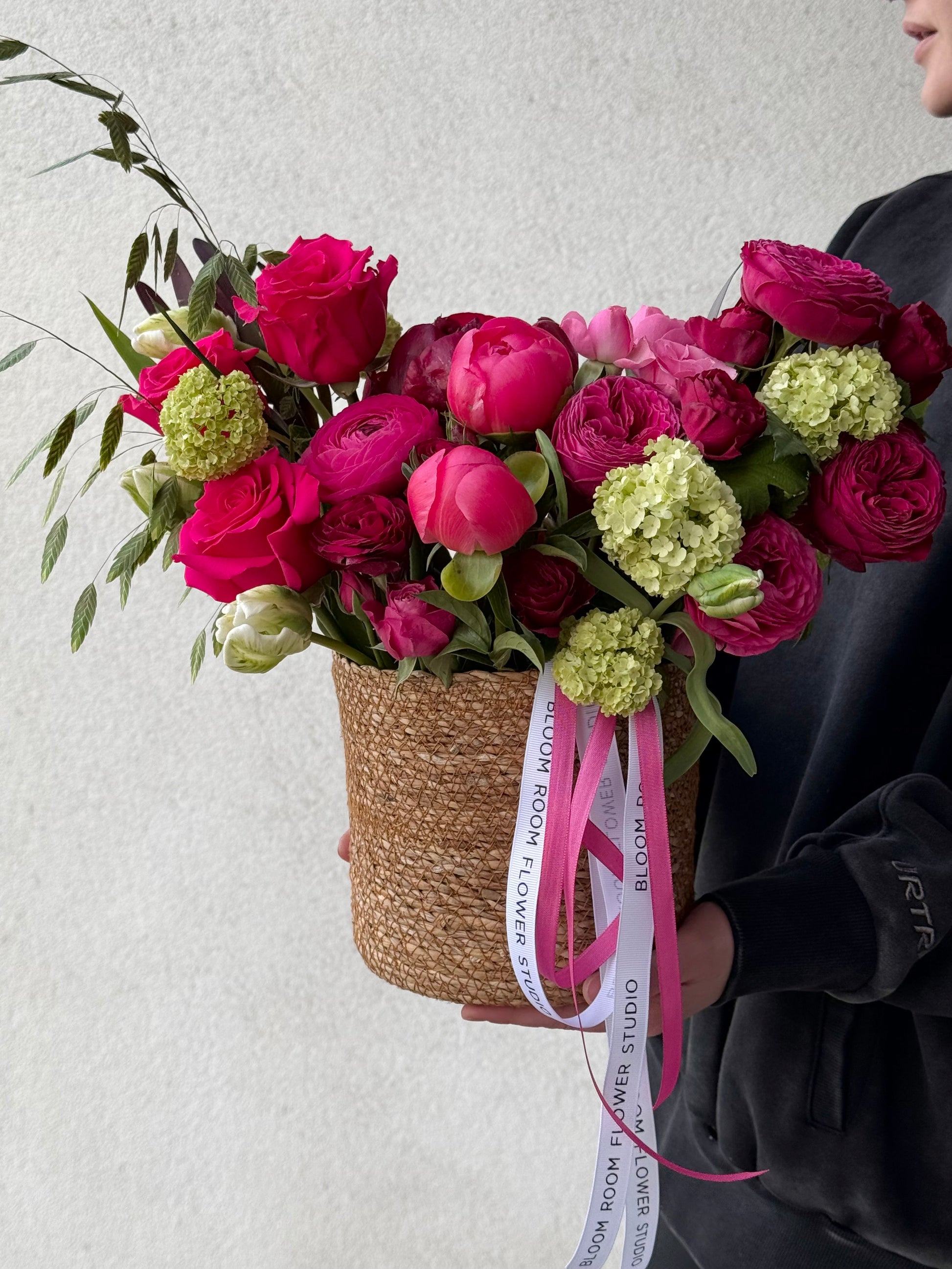 Luksuslik lillekimp roosidest ja pojengidest punases korvis | Роскошная композиция из роз и пионов в корзине | Luxury flower arrangement of roses and peonies in a basket