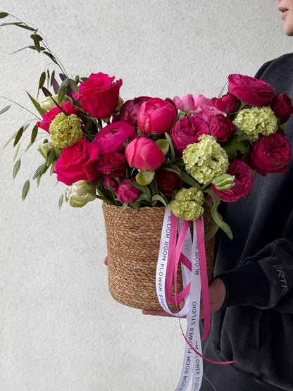 Luksuslik lillekimp roosidest ja pojengidest punases korvis | Роскошная композиция из роз и пионов в корзине | Luxury flower arrangement of roses and peonies in a basket