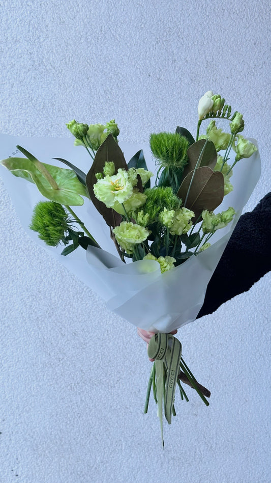 Rohelised lillekimbud, sealhulgas magnoolialehed, eustoma ja dianthus | Зеленый букет из цветов, включая листья магнолии, эустома и диантус | Green flower bouquet featuring magnolia leaves, eustoma, and dianthus