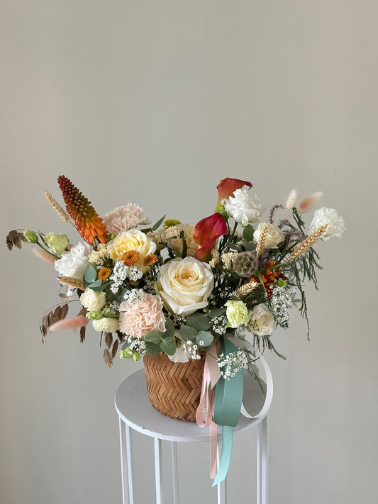 Flower bascet with seasonal bloomers 🧡 – BloomRoom.ee, värsked lilled Tallinnas