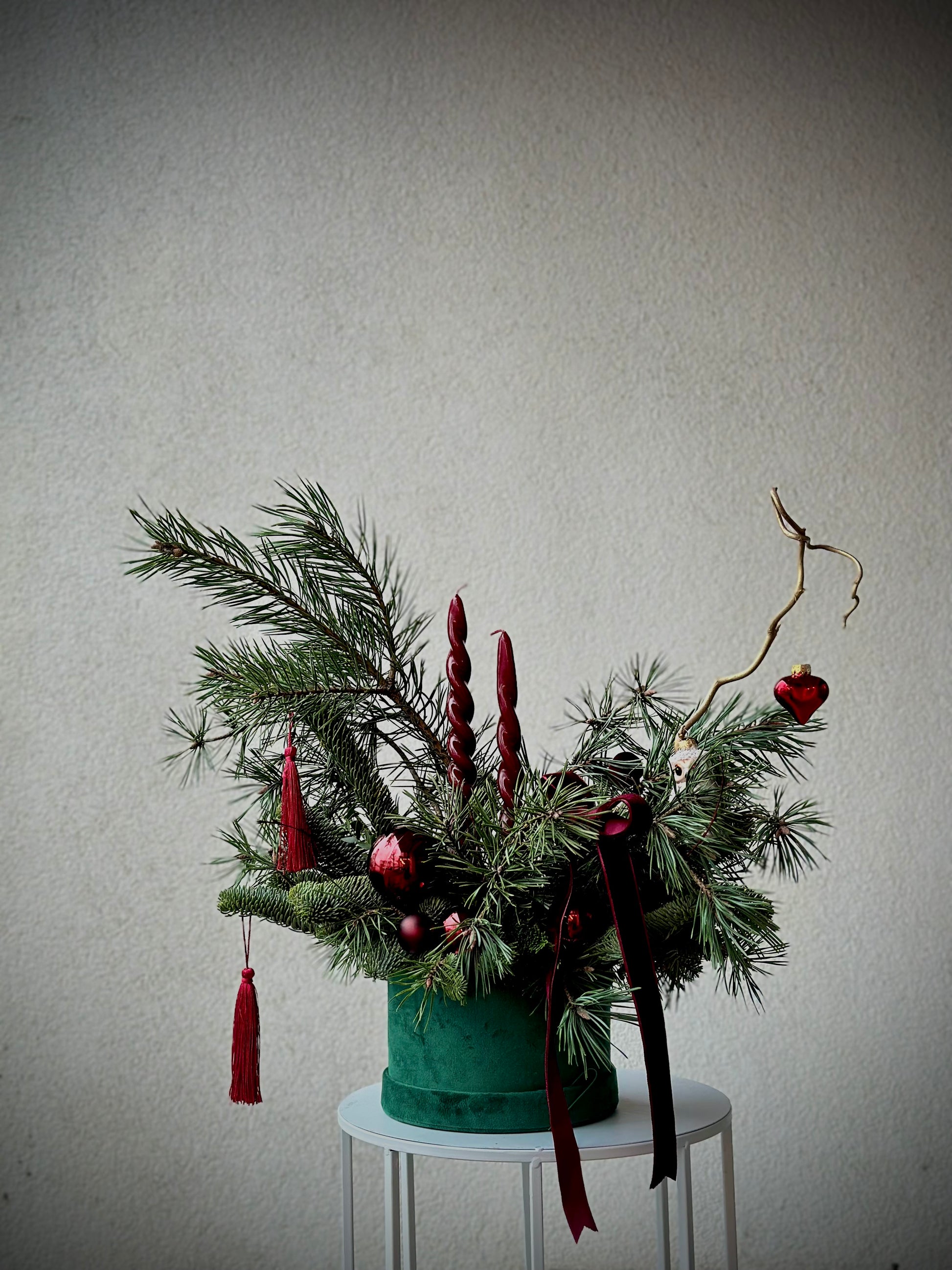 Jõuluhõnguga rohelises sametkarbis lillekompositsioon | Рождественская композиция в зеленом бархатном ящике | Christmas flower arrangement in a green velvet box