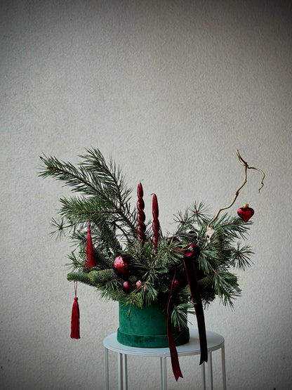 Jõuluhõnguga rohelises sametkarbis lillekompositsioon | Рождественская композиция в зеленом бархатном ящике | Christmas flower arrangement in a green velvet box