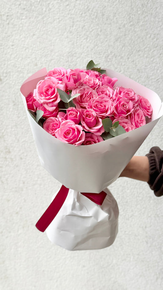 Roosa prillekimp eukalüptiga | Розы цвета розовый гвоздик с эвкалиптом | Pink spray Roses with Eucalyptus – BloomRoom.ee, värsked lilled Tallinnas