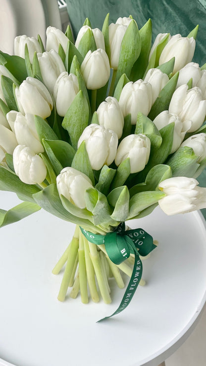 25 valget tulpi luksuslikus kimpus | 25 белых тюльпанов в роскошном букете | 25 white tulips in a luxurious bouquet