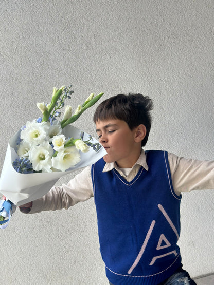 Lillekimp delphiniumide ja gladioolidega noore poisi käes | Мальчик с букетом из гладиолусов и делфиниумов | Boy holding a bouquet of delphiniums and gladiolus.