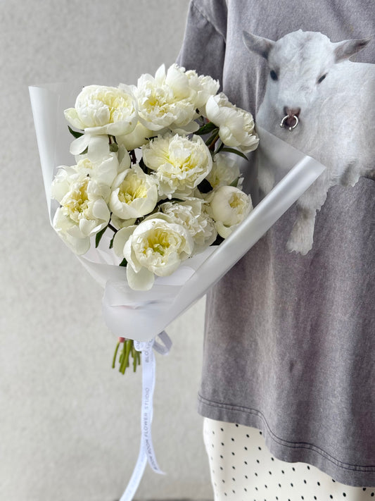 13 "Duchesse" White Peonies – BloomRoom.ee, fresh flowers in Tallinn