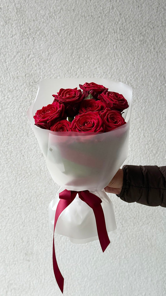 9 punast klassikalist roosi | 9 красных классических роз | 9 Red Classic Roses – BloomRoom.ee, värsked lilled Tallinnas