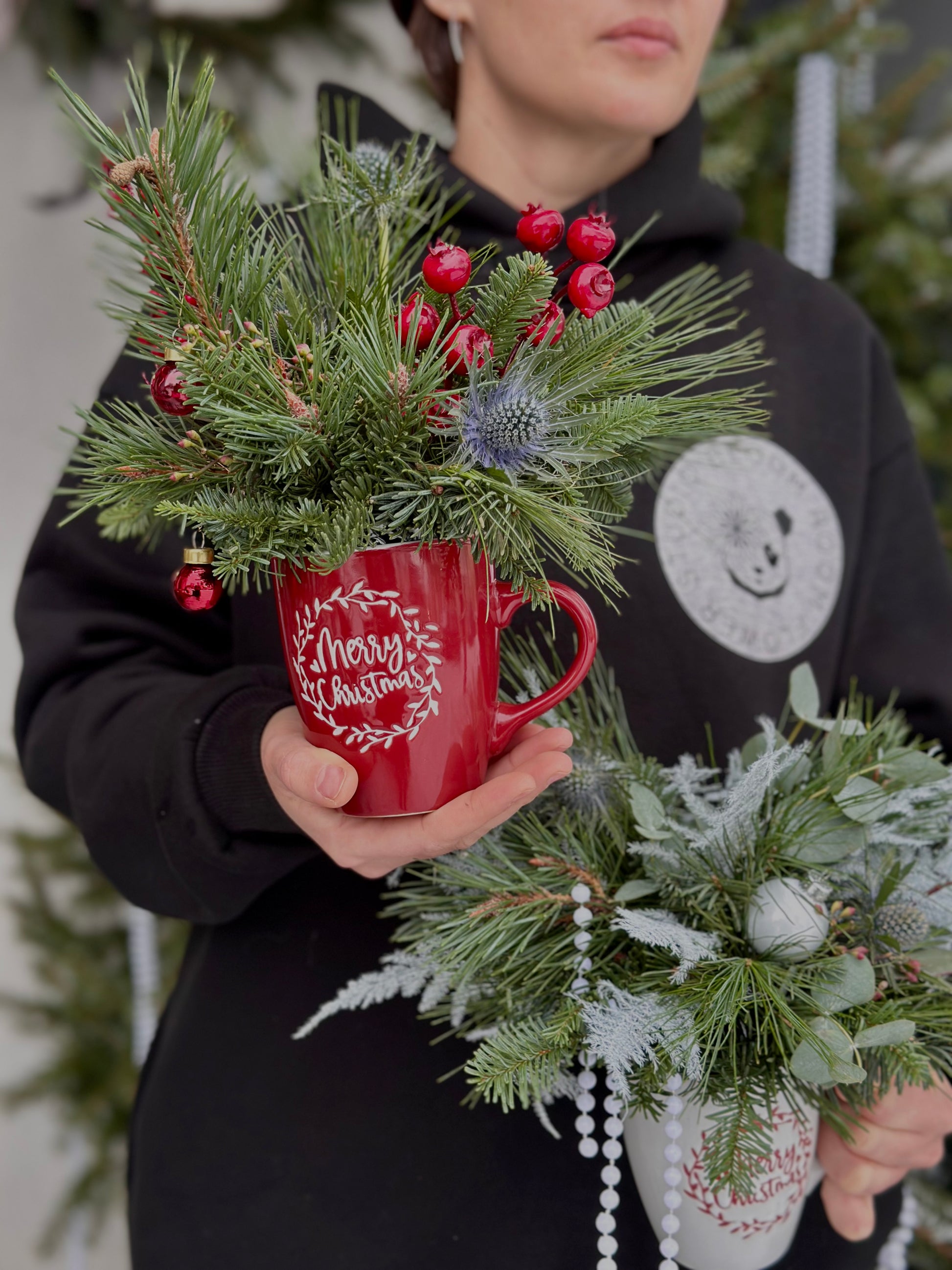 Jõuluhallo | Рождественская кружка | Christmas mug with festive greenery and berries for holiday decoration