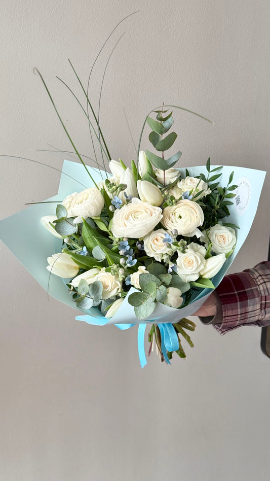 "Winter Mix" Mini Bouquet – BloomRoom.ee, fresh flowers in Tallinn