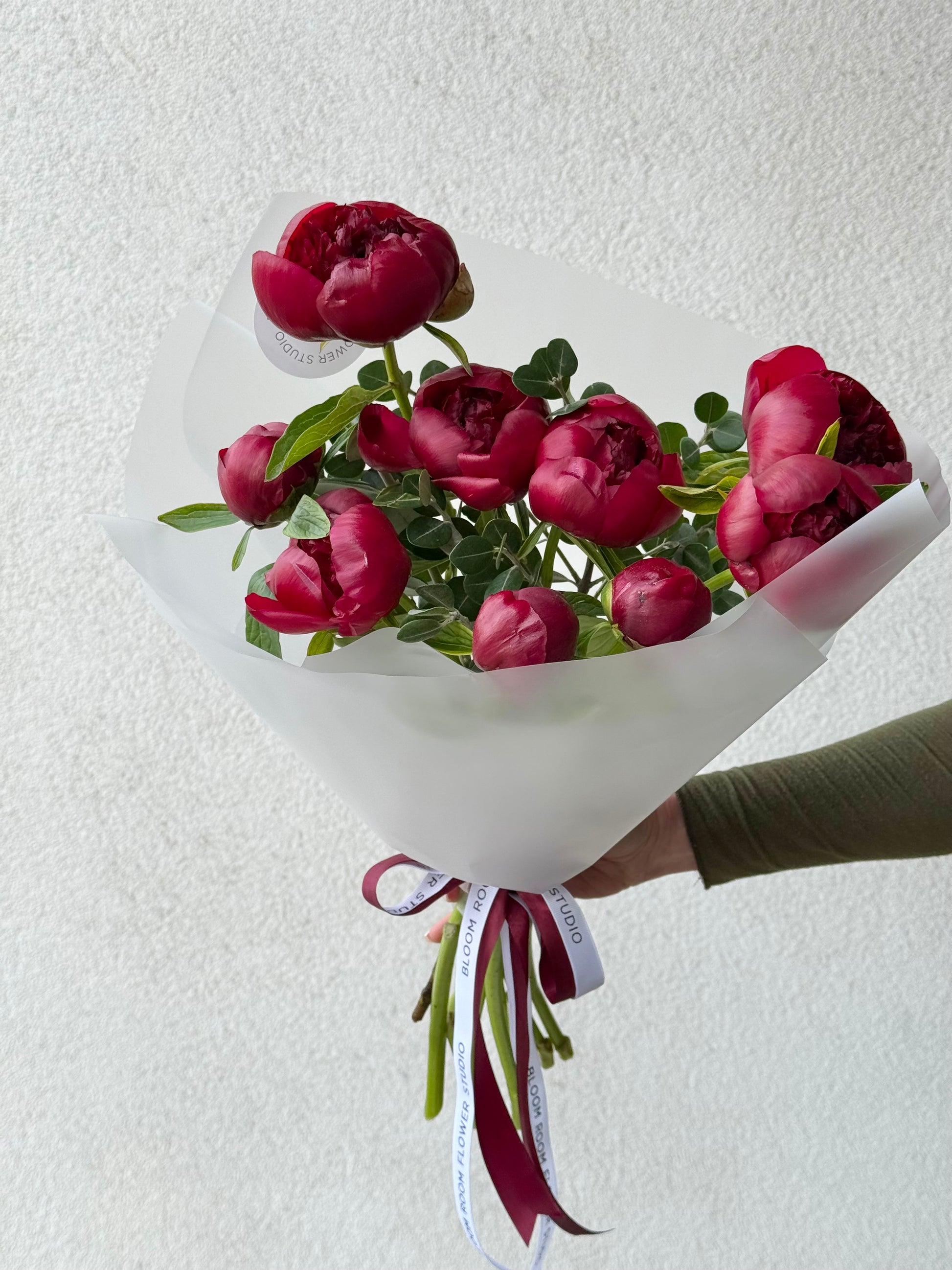 9 punast lootust (Red Charm) pojengit valges paberis | 9 красных пионов «Ред Чарм» в белой упаковке | 9 Red Charm Peonies wrapped in white paper