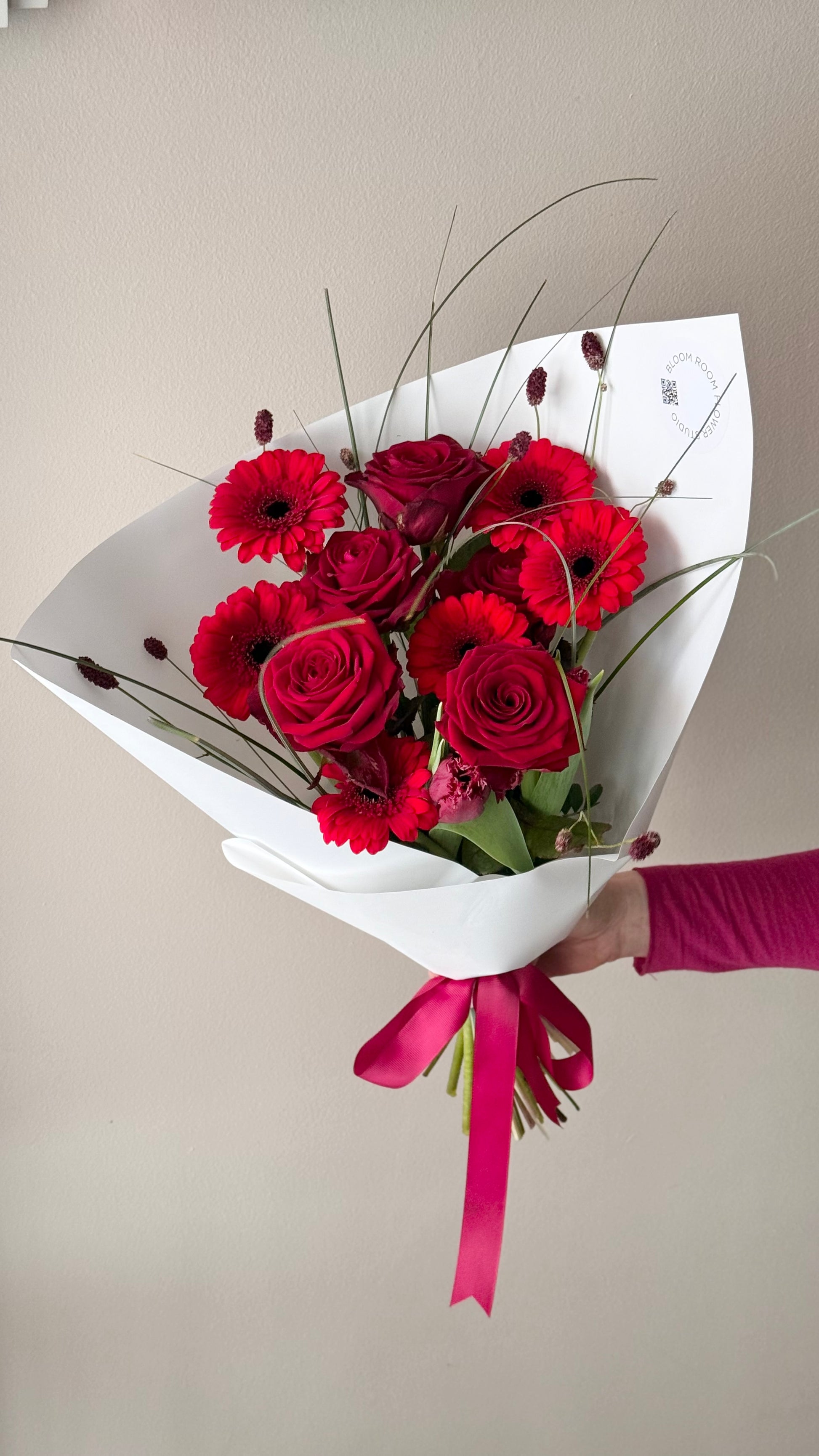 Kiss Me Art Bouquets koos punaste rooside, gerberate ja tulppidega | Букеты Kiss Me с красными розами, герберами и тюльпанами | Kiss Me Art Bouquets with red roses, gerberas, and tulips