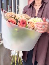 Загрузить изображение в средство просмотра галереи, Grand Bouquet with VIP roses
