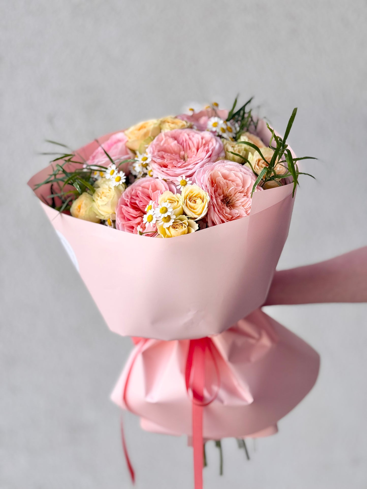 Suvi Aiakimp | Летний садовый букет | Summer Garden Mix Bouquet with pink roses, yellow spray roses and daisies.