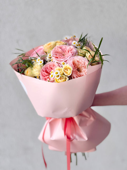 Suvi Aiakimp | Летний садовый букет | Summer Garden Mix Bouquet with pink roses, yellow spray roses and daisies. – BloomRoom.ee, värsked lilled Tallinnas