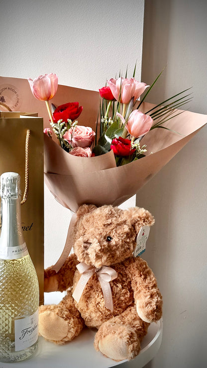 Luksuslik lillekimp ja pehme karu, Freixenet Prosecco kõrval | Роскошный букет цветов и мягкий мишка рядом с Freixenet Prosecco | Luxury flower arrangement and teddy bear next to Freixenet Prosecco