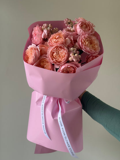 “Julietta” spray roses with symphorycarpos