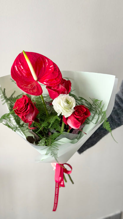 Wuthering Hights mini Art Bouquet punane anthurium, sametroosid ja ranunculus | Мини-букет искусства 'Убежище' с антуриумом | Wuthering Hights mini Art Bouquet with red anthurium, velvet roses, and ranunculus
