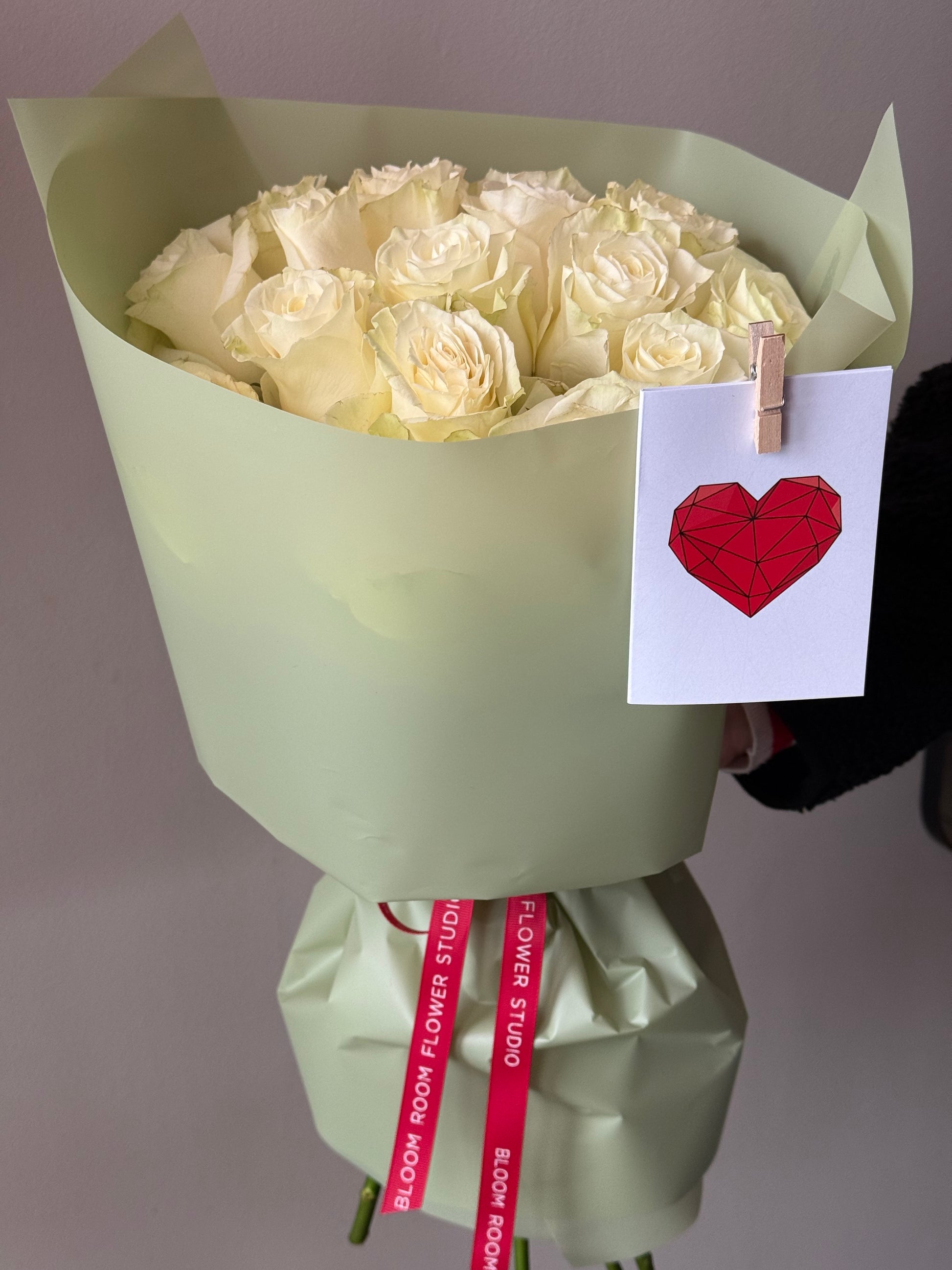 Valged "Mondial" roosid luksuslikus pakendis | Белые "Мондаль" розы в роскошной упаковке | Elegant "Mondial" white roses in luxury wrapping