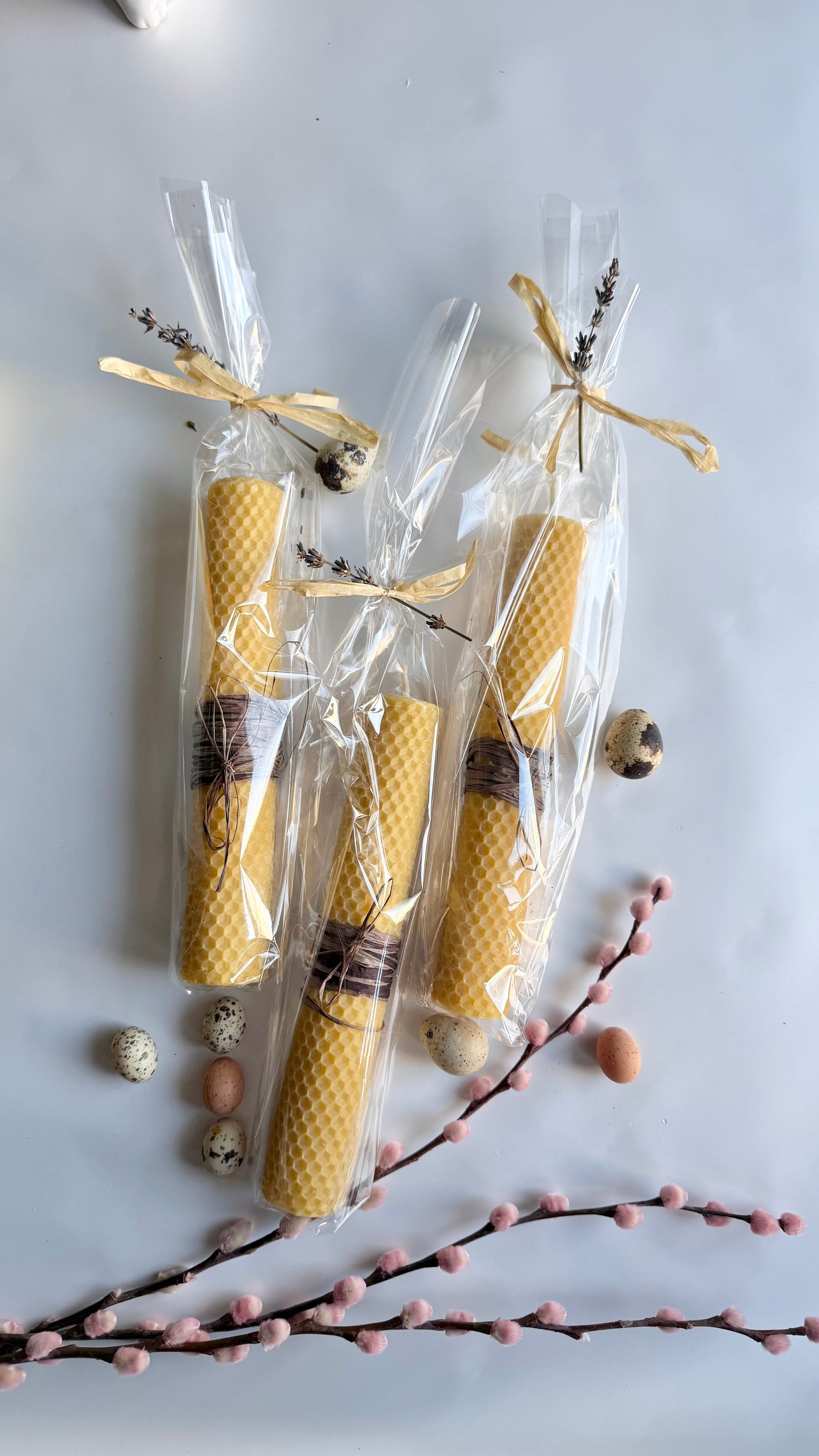 Handcrafted candles 100% natural beeswax, with herbs and essential oils. M size.