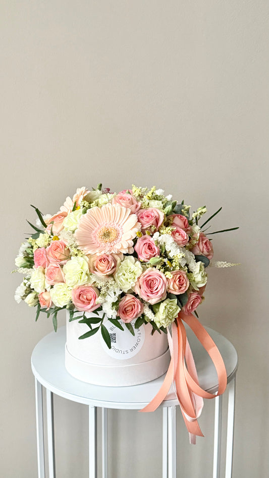Midi Bloom box – BloomRoom.ee, fresh flowers in Tallinn