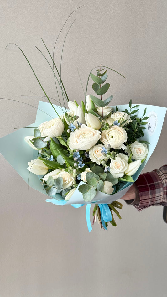 "Winter Mix" Mini Bouquet – BloomRoom.ee, fresh flowers in Tallinn