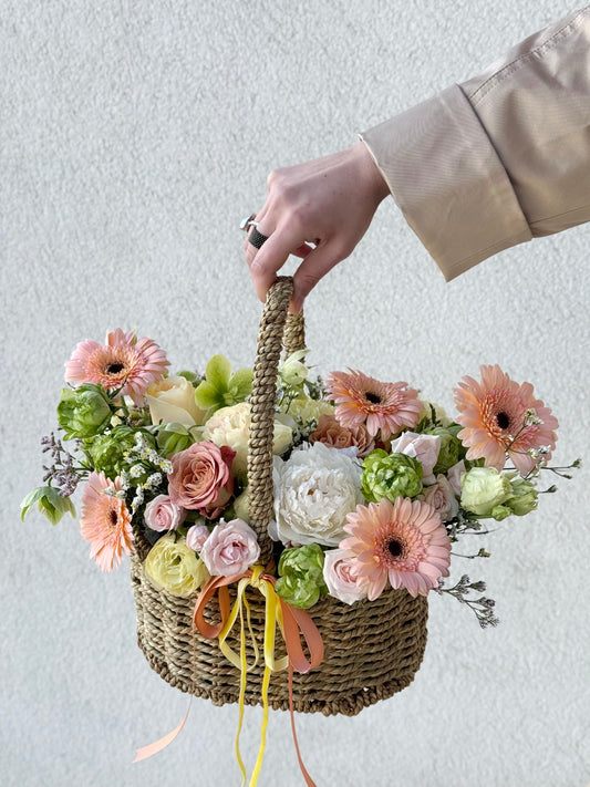 Flower Basket with spring mix flowers – BloomRoom.ee, fresh flowers in Tallinn