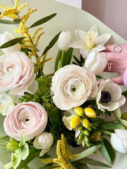 Roosa ranunkuluste ja valgete tulbiõitega luksuslik lillekimp | Роскошный букет с розовыми ранункулюсами и белыми тюльпанами | Luxurious bouquet featuring pink ranunculus and white tulips