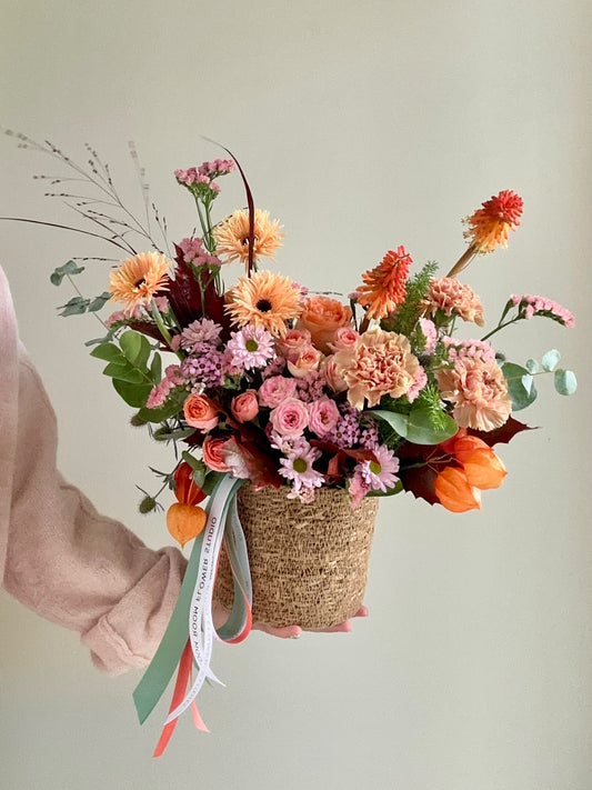 Flower bascet with seasonal bloomers 🧡 – BloomRoom.ee, värsked lilled Tallinnas