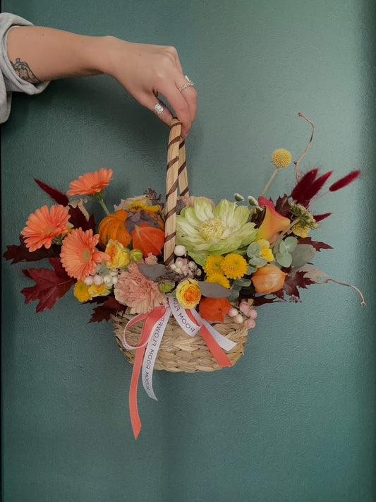 Flower Basket with seasonal flowers and goods “Pumpkin friends” – BloomRoom.ee, värsked lilled Tallinnas