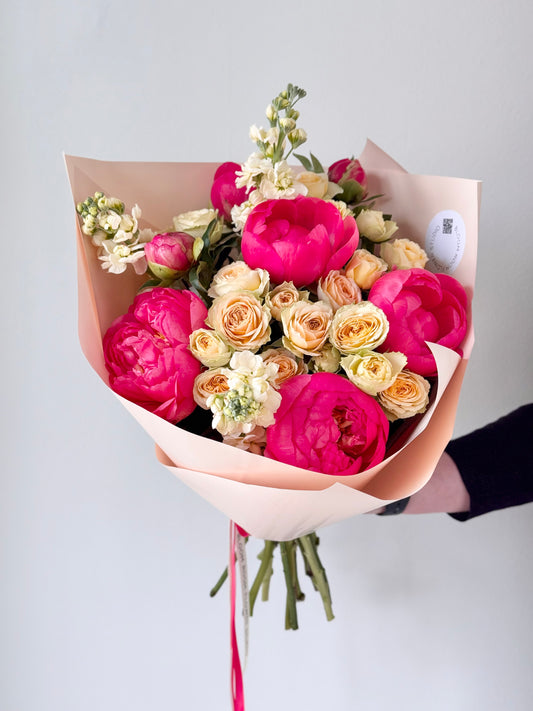 "Strawberry Mix" Grand Bouquet – BloomRoom.ee, fresh flowers in Tallinn
