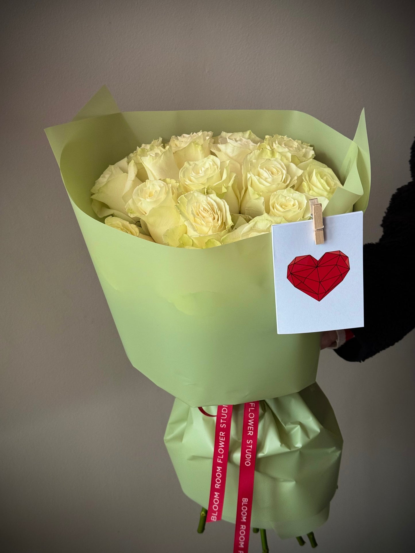 Valged roosid luksuslikus pakendis | Роскошный букет белых роз | Luxurious bouquet of white roses