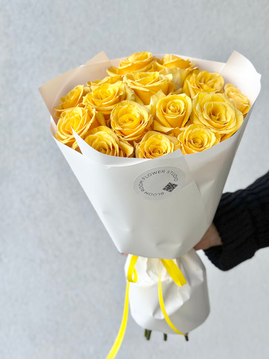 "Bumblebee" Mono bouquet – BloomRoom.ee, fresh flowers in Tallinn