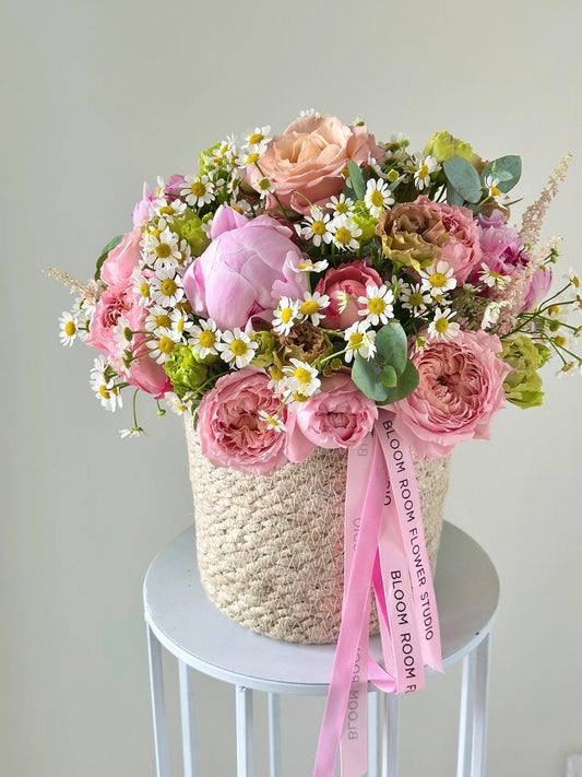 Summer Mix in a Flower Basket – BloomRoom.ee, värsked lilled Tallinnas