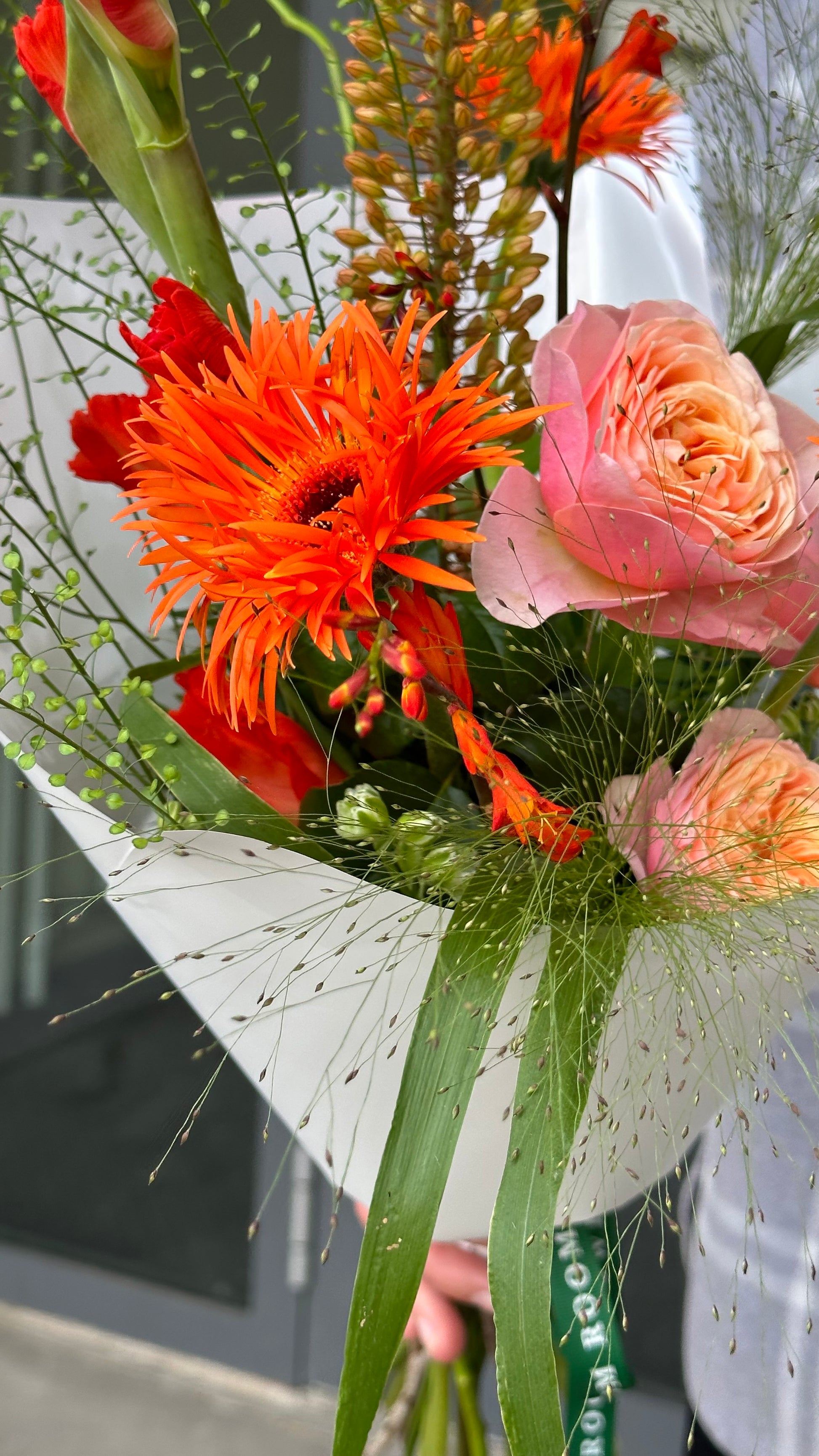 Авторский арт-букет / Signature bouquet by Best Florist in Tallinn includes seasonal flowers wrapped in waterproof paper, tied with branded ribbon, with a sticker and care instructions included.