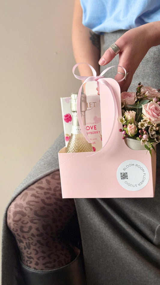 "For my Bestie!" Set of Mini Prosecco, raspberry white chocolate with Mini Flower cocktail – BloomRoom.ee, свежие цветы в Таллине