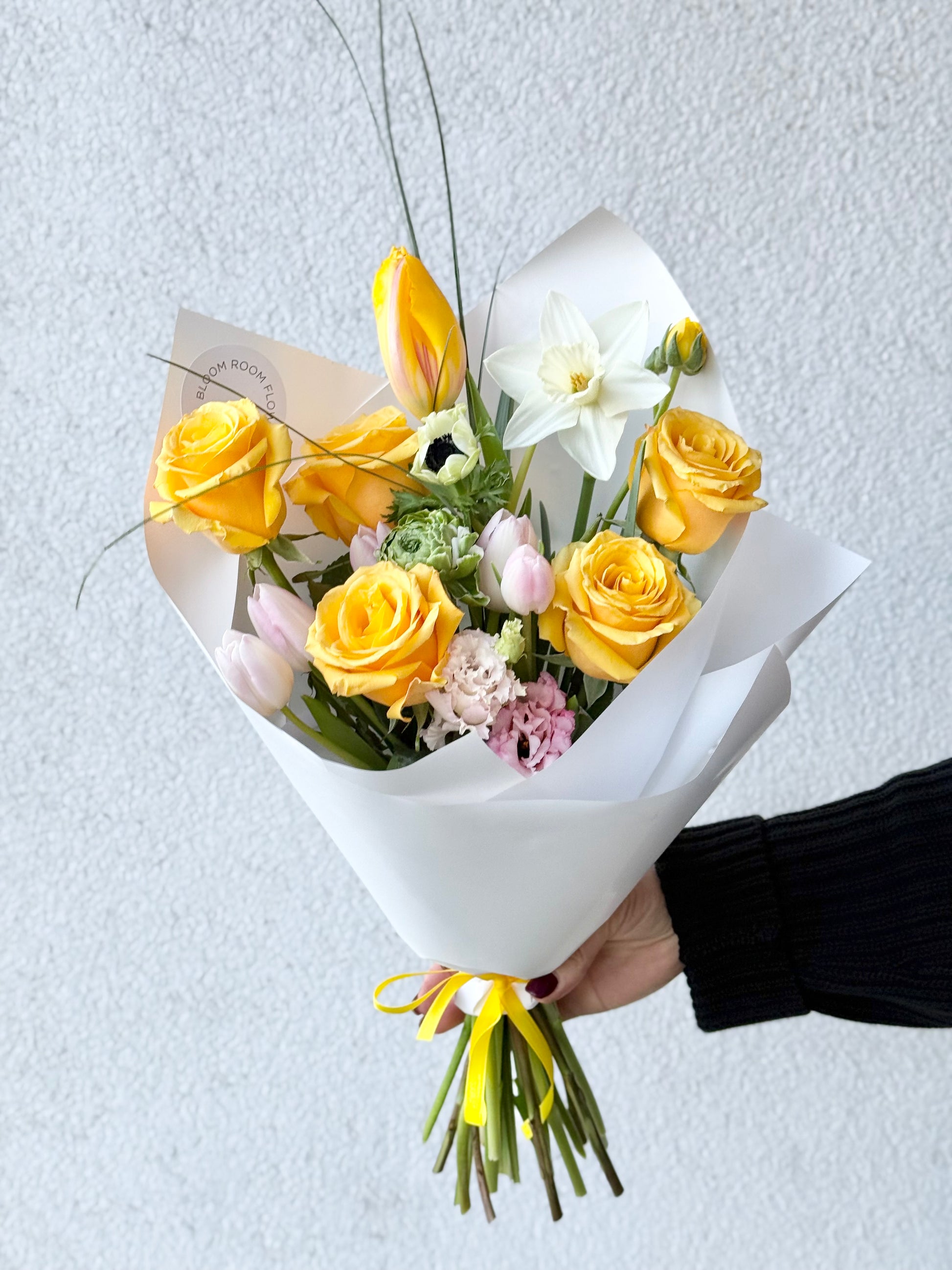 Gurmee lillebouquet 'Sun kisses' kunstlikult kompositsioon roosidest, nartsissidest ja tulbidest | Луксозный букет 'Sun kisses' из роз, нарциссов и тюльпанов | Luxury 'Sun kisses' art bouquet featuring roses, narcissus, and tulips