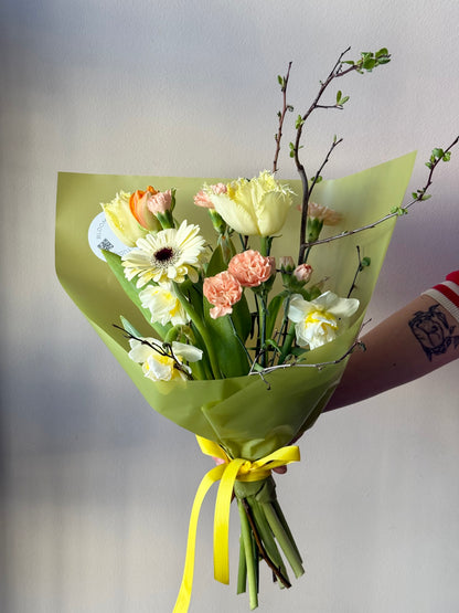 Kevadine segu kimp | Весенний микс букет | Spring Mix Art Bouquet with tulips, gerberas, and dianthus in elegant wrap.