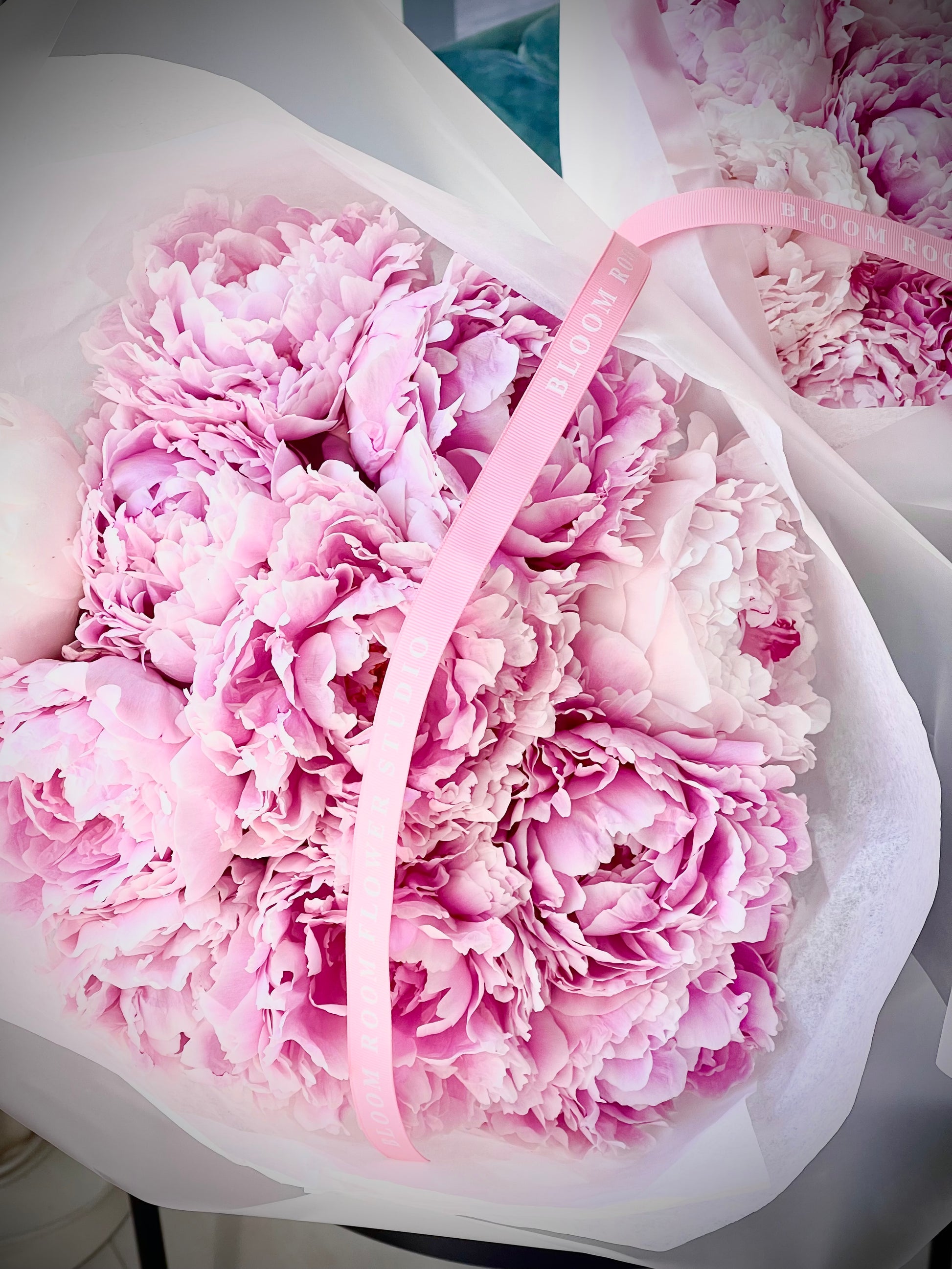 Roosa pojengide kimp premium pakendis | Розовые пионы в премиум упаковке | Premium pink peonies bouquet in elegant packaging