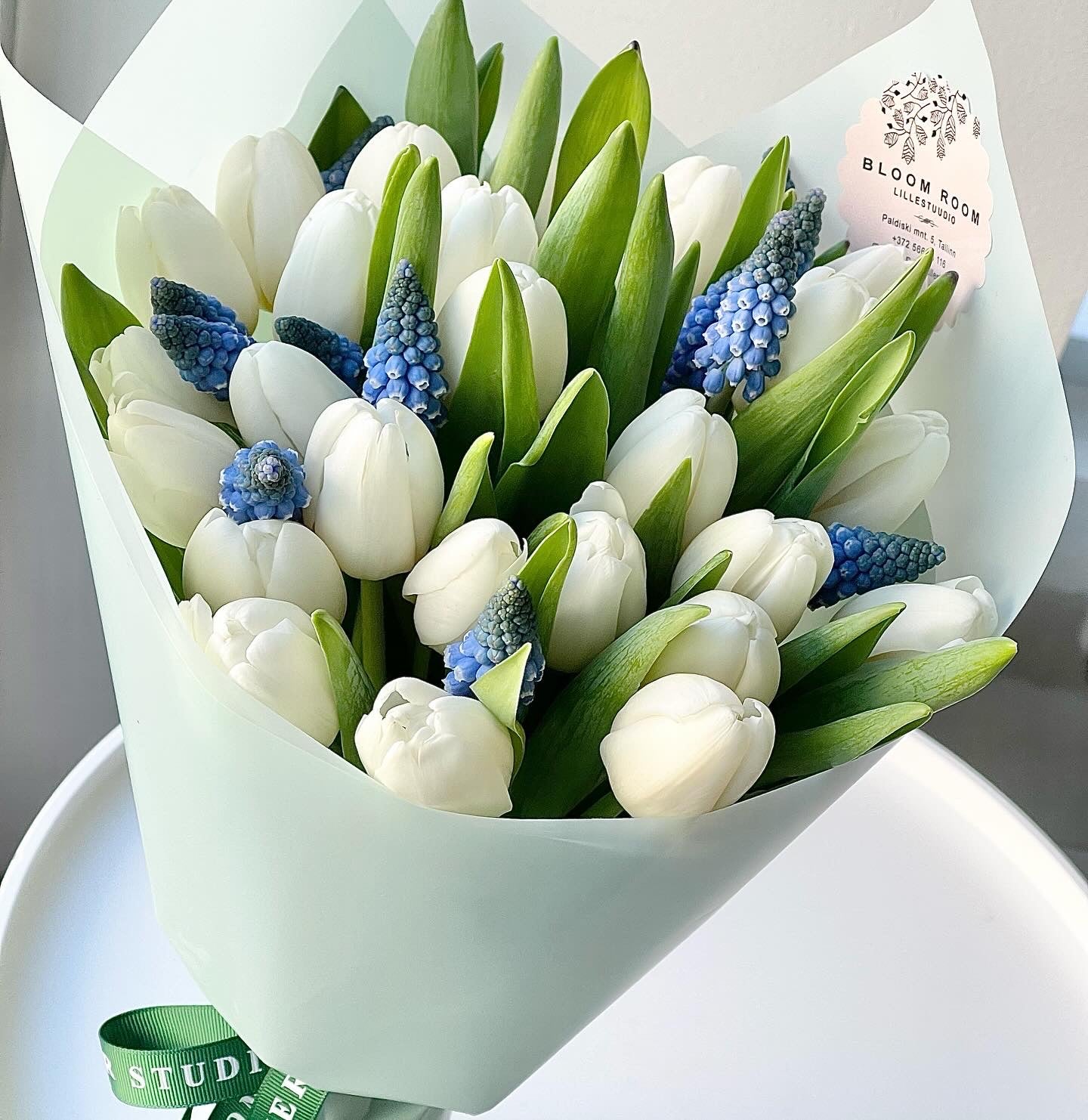 Valge liilia ja sinine muskaari kimp | Белый тюльпан и голубой мускари букет | White tulip and blue muscari bouquet